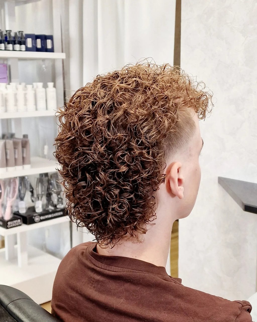 Nuorelle miehelle permanentti eli kiharat ja mullet-hiusmalli