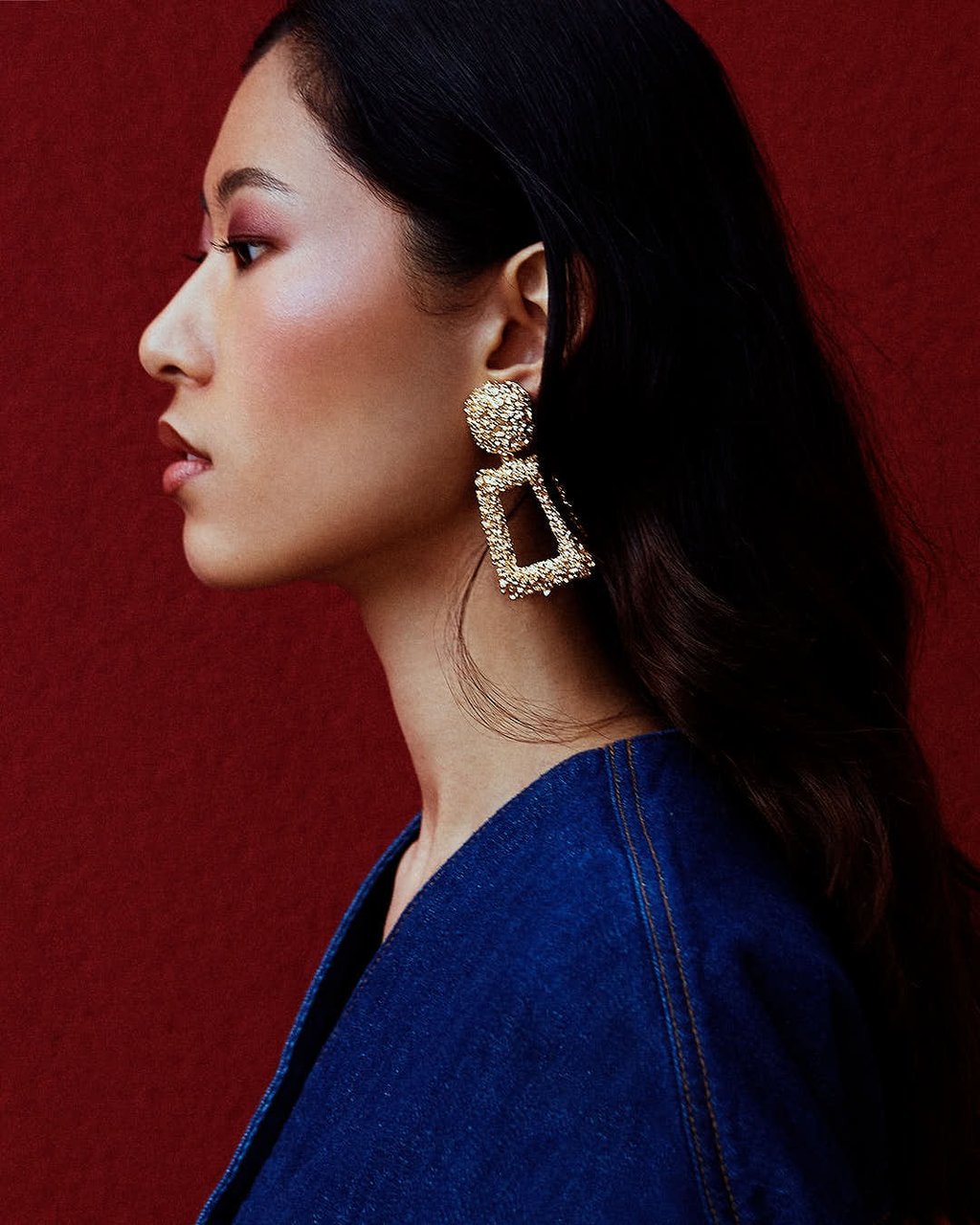 portrait mannequin asiatique fond rouge