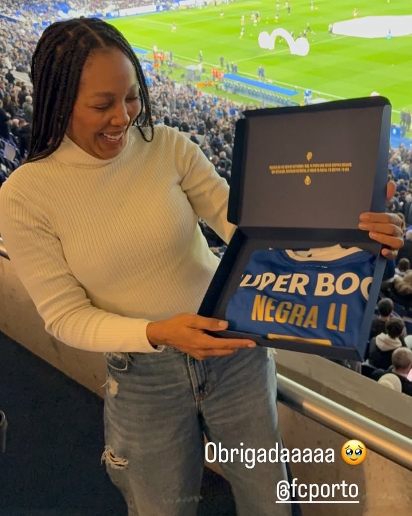 negra li com a camisa do porto no estadio
