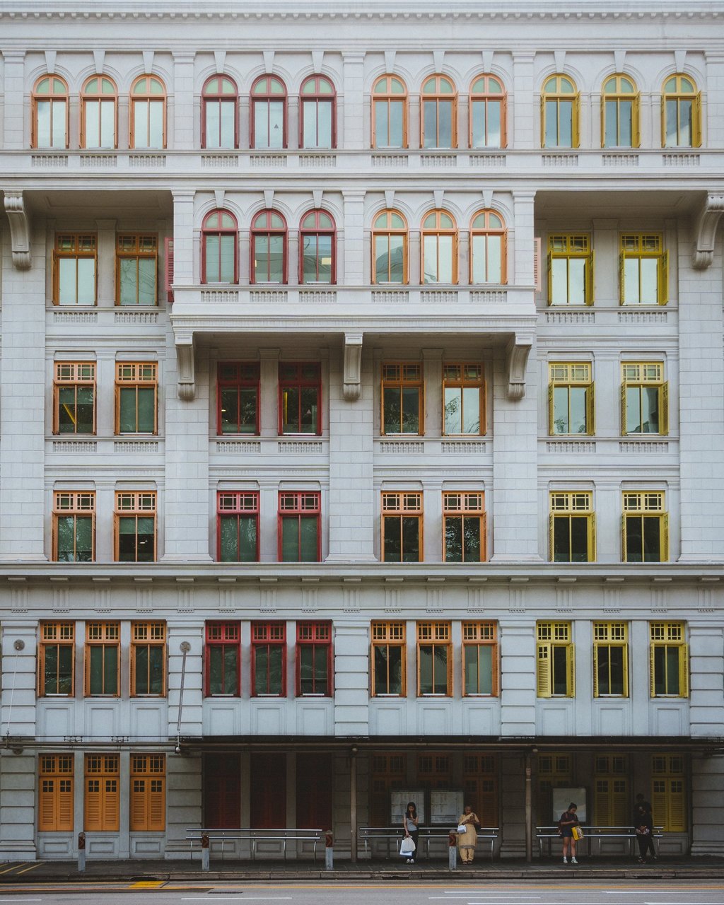 Façade colorée Old Hill Street Police Station avec ses fenêtres arc-en-ciel Singapour - Tanguy Belin