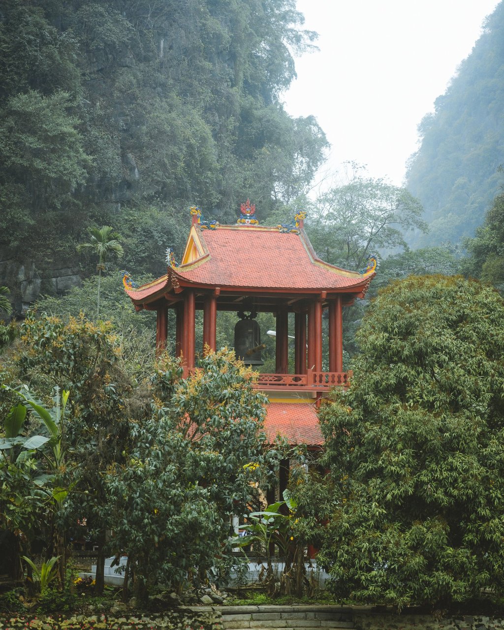 Temple de Bich Dong traversant la montagne et la jungle de Ninh Binh, Vietnam - Tanguy Belin