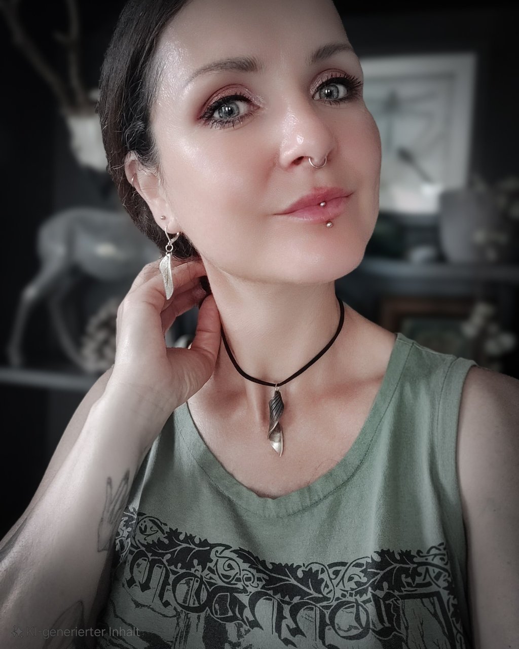 Frau mit Lippenpiercing und Salbeiblattohrring aus Silber und Spitzwegerichblatt aus Silber