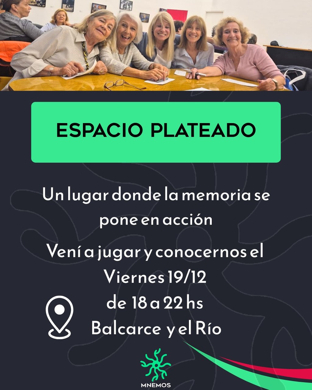 Personas mayores participando de una dinámica lúdica de memoria y lenguaje en una carpa comunitaria