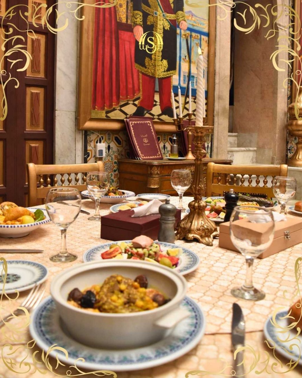 a table avec une experience culinaire et un tableau d'un bey dans le palais historique Essaraya.