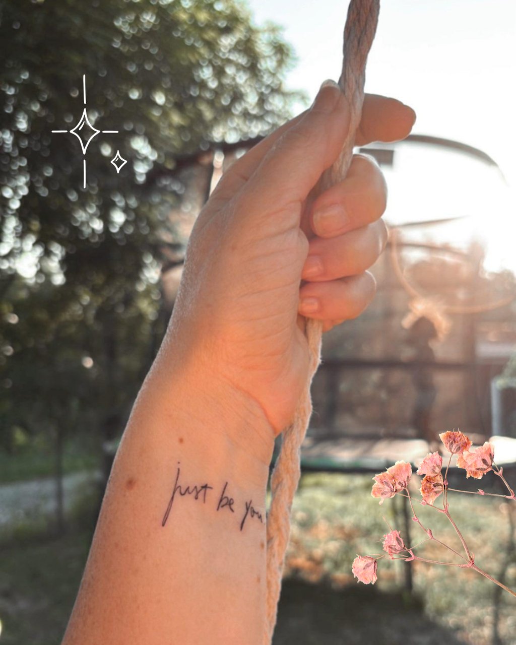 Tatouage lettering précis fin féminin Inkorporée