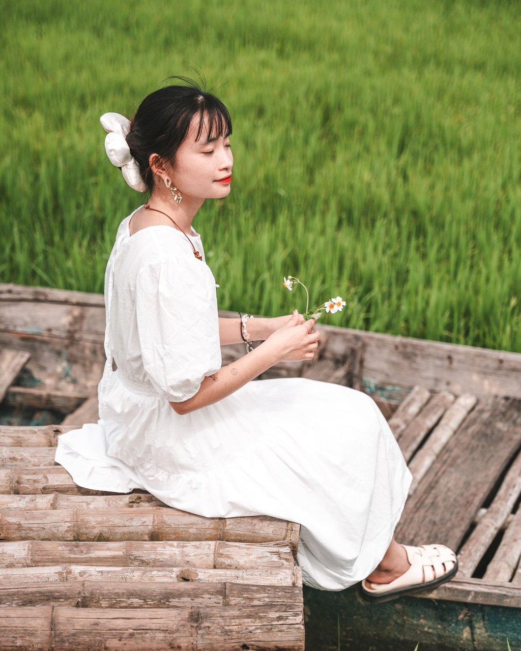 a photo of a young vietnamese woman in a rice field