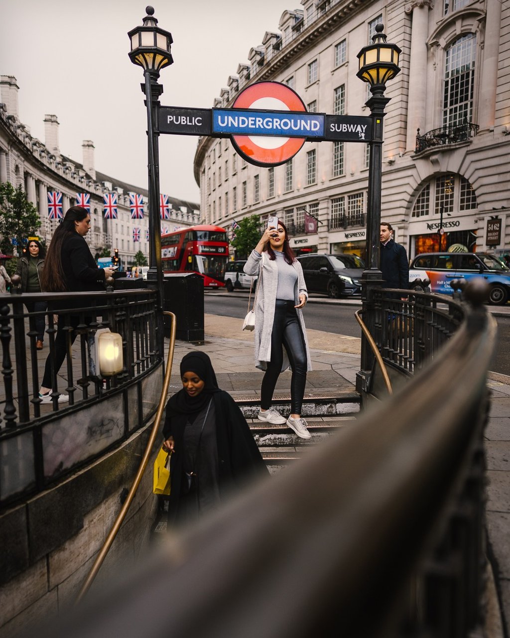 turista em Londres em frente à estação do metrô Underground em Piccadilly Circus