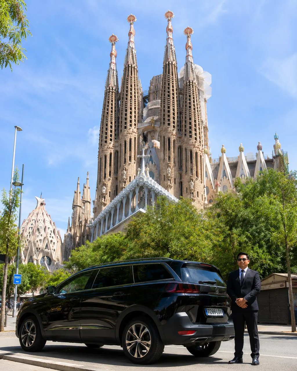 Filipino driver in Barcelona for private Sagrada Familia city tours