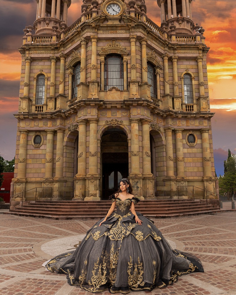 Quinceañera posando para sesión editorial en jardines representativos de Aguascalientes.