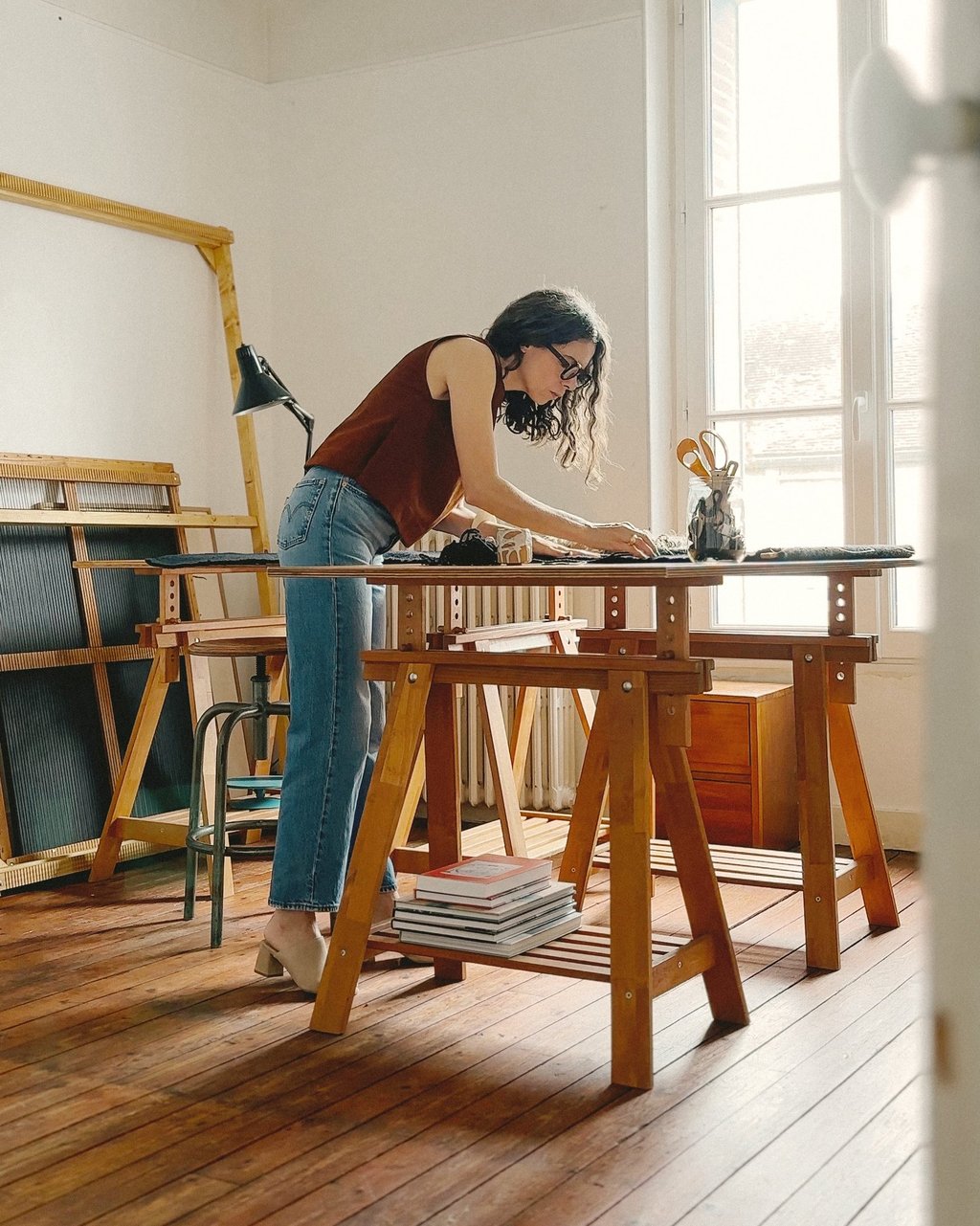 Sabine Segura dans son atelier travaillant sur un tissage 