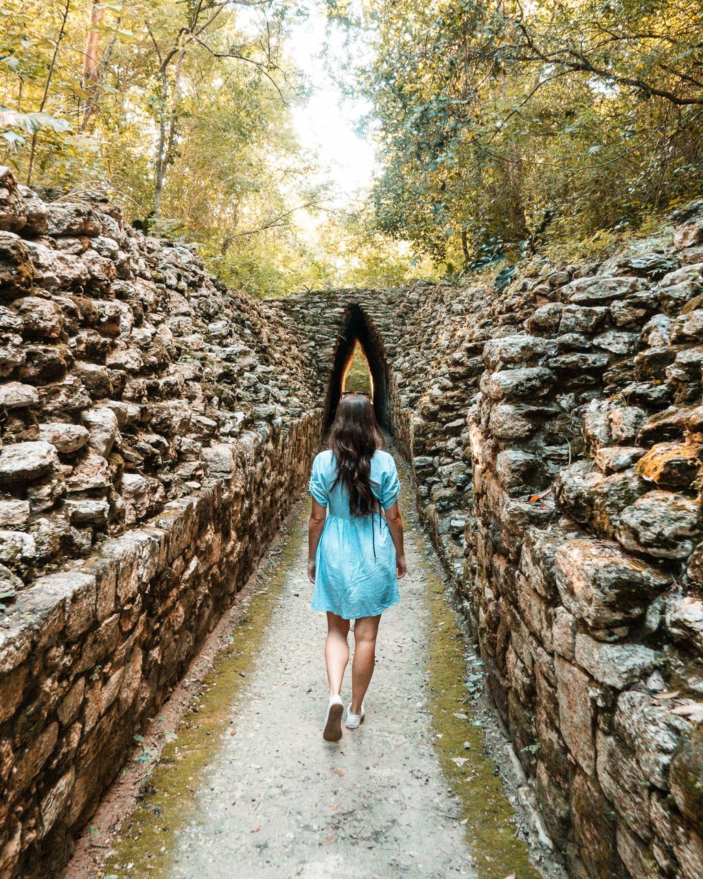 Frau in den Maya Ruinen Becan Mexiko