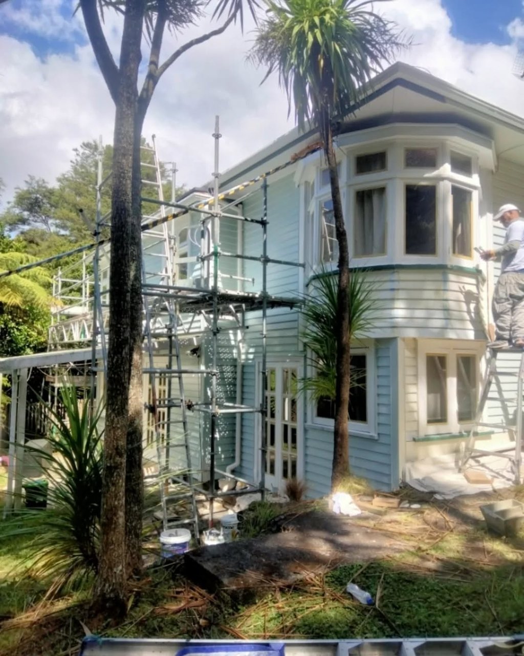 Painting bungalow with scaffolding - Precision Painting