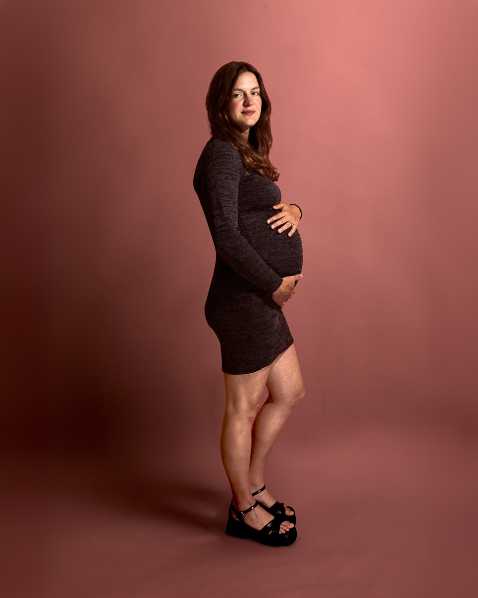 Portrait d’une femme enceinte réalisé en studio à Ganges