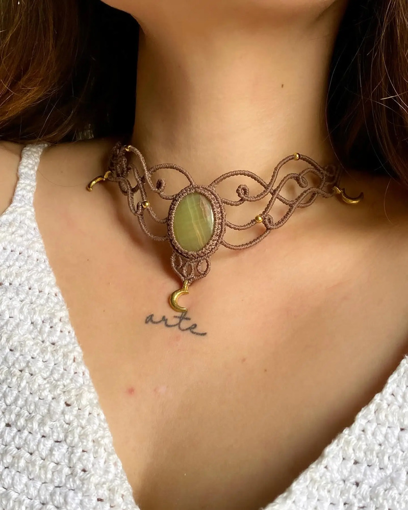 Collar de macramé estilo bohemio con piedra verde y dijes dorados, joyería artesanal hecha a mano