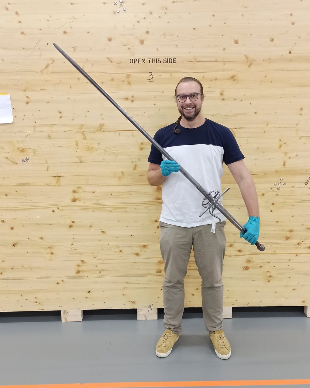 Gabriele Culot holding the rapier in its fully extended configuration.