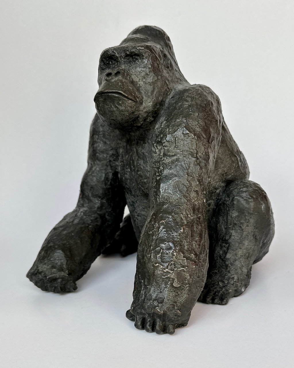 sculpture bronze gorille assis
