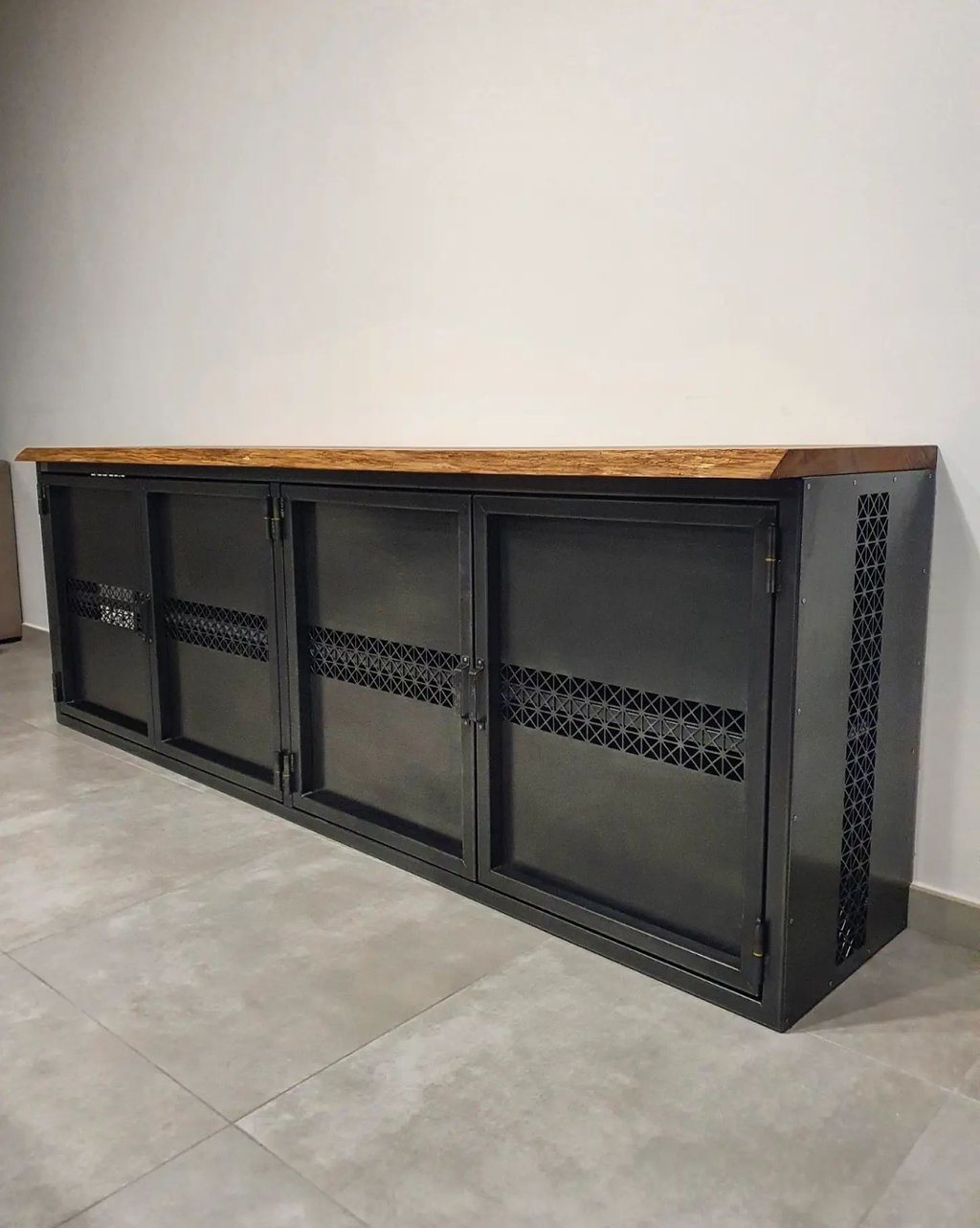 buffet acier bois réalisé en atelier de métallerie à bourgoin jallieu