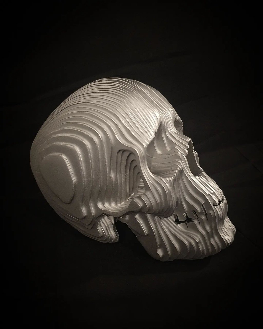 statue aluminium d'un crâne