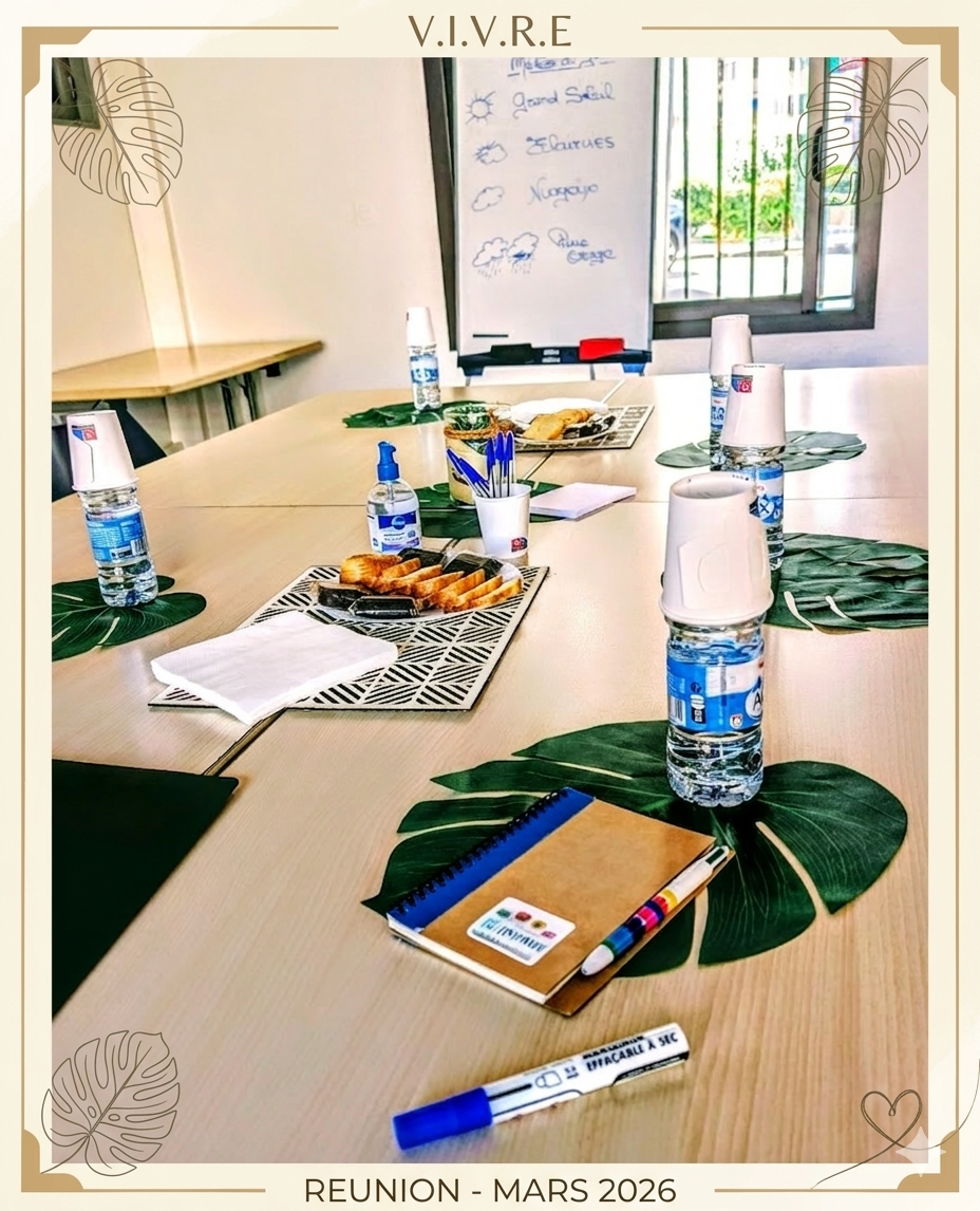 Table de réunion conviviale de l'Association V.I.V.R.E. à La Garde, avec carnets, bouteilles d'eau s