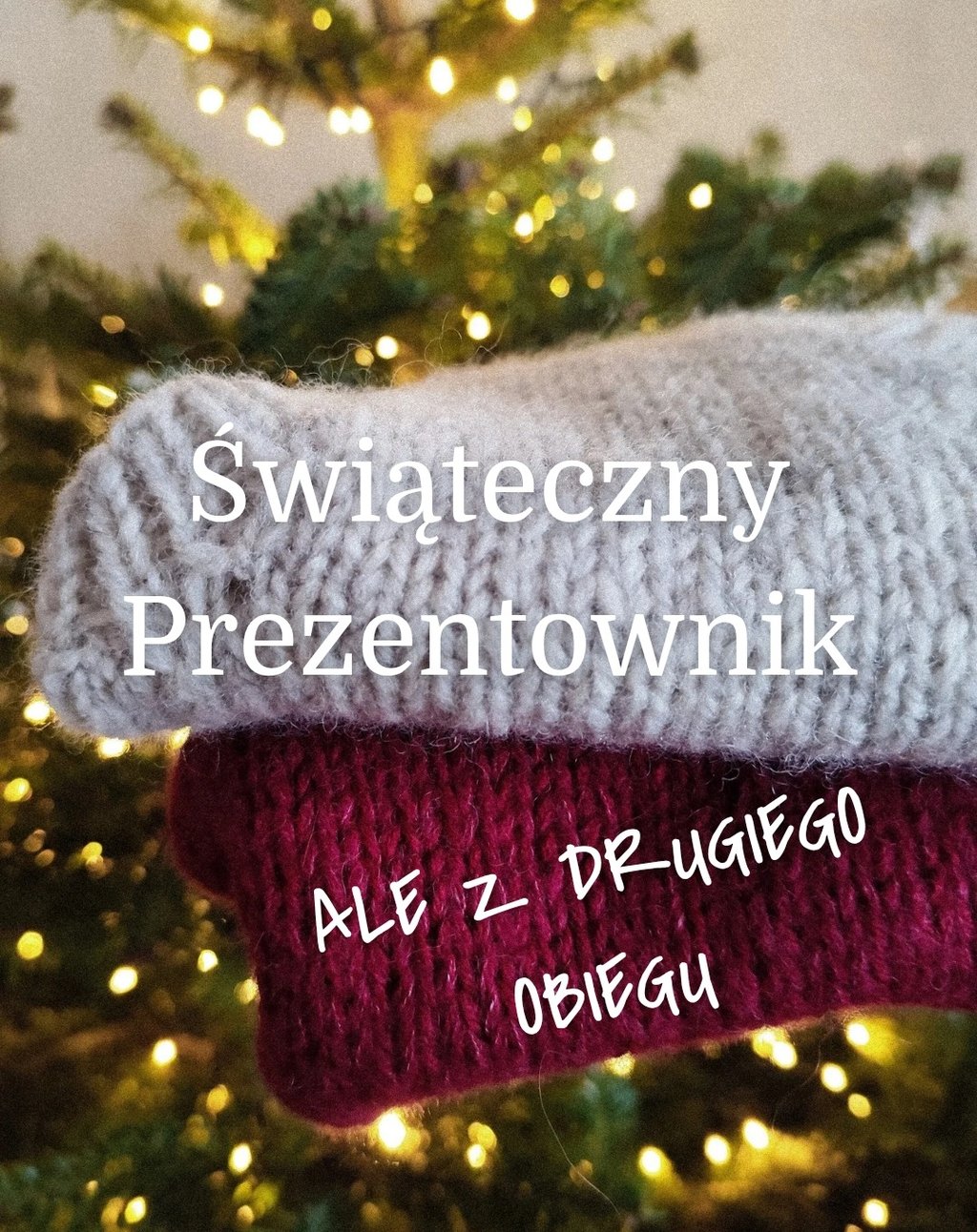 wełniane swetry na tle choinki z zapalanymi lampkami