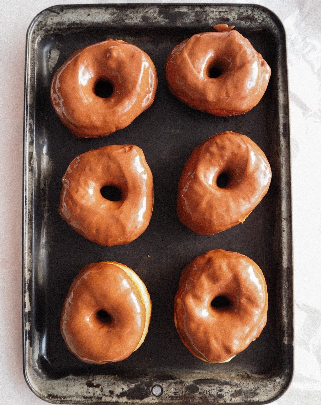 pączki z dziurką na metalowej tacy