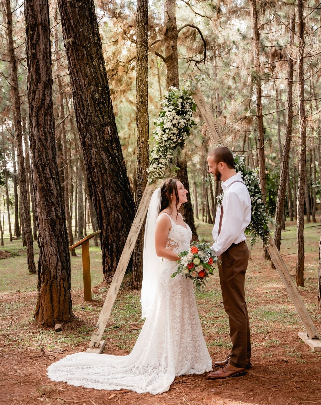Pareja mirándose a los ojos en un bosque de pinos. Foto: Ashey Herrera