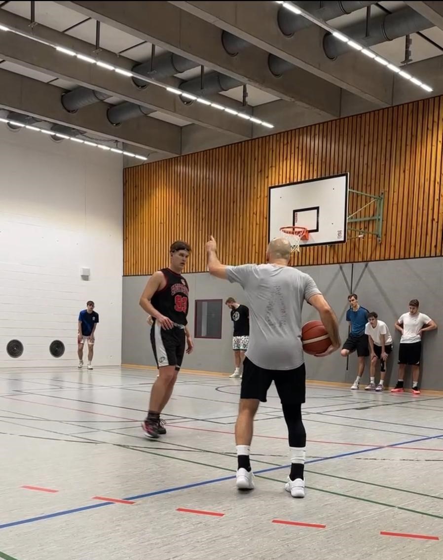 alt="Basketball Training mit Coach und Spielern in der Halle beim MTV Karlsruhe"