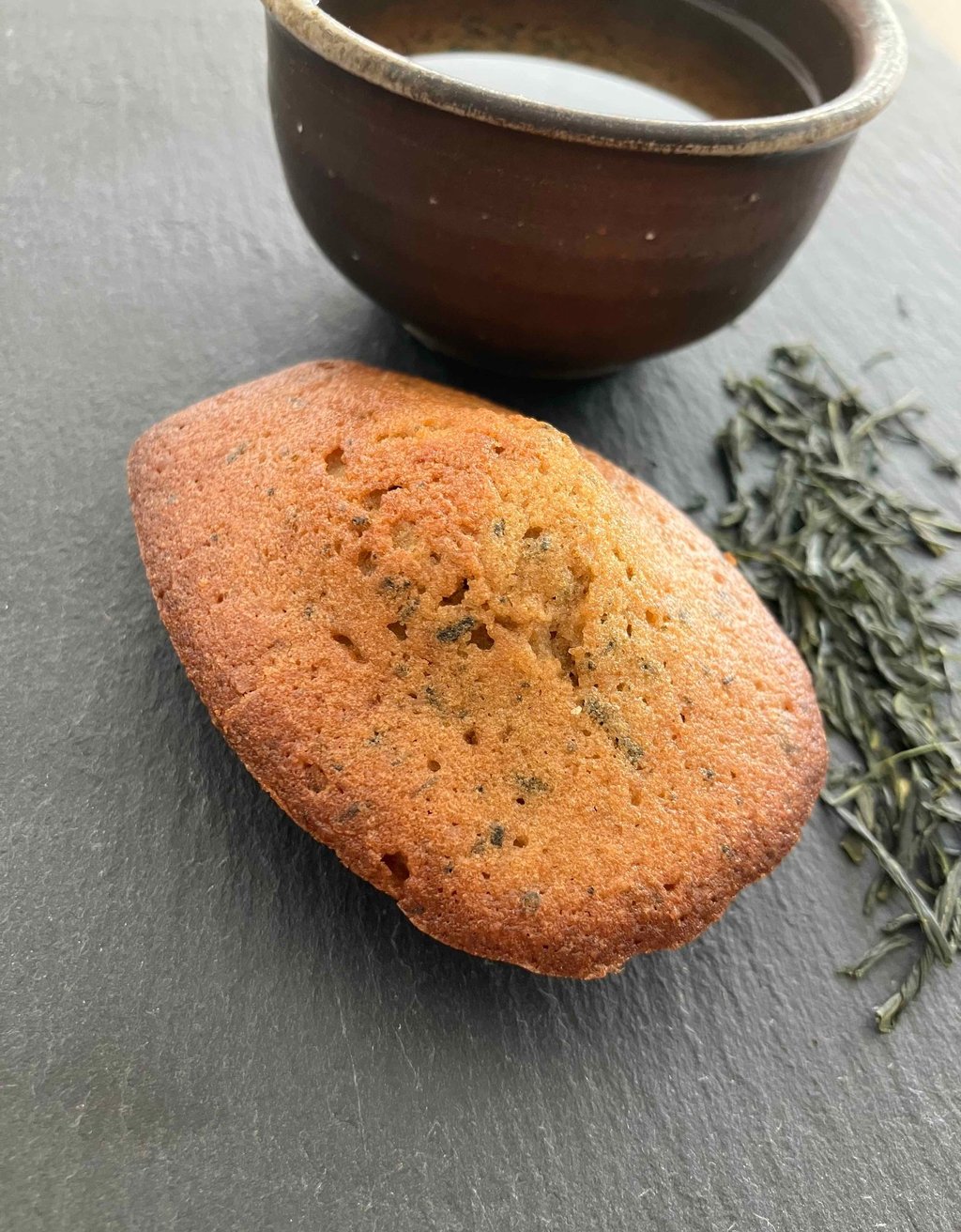 Madeleine au sencha et tasse de thé