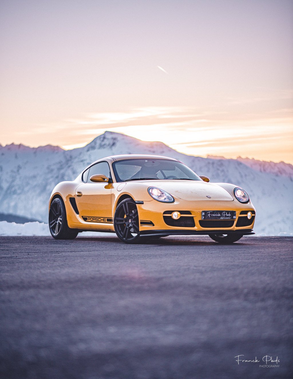 Shooting professionnel d’une voiture de sport.
