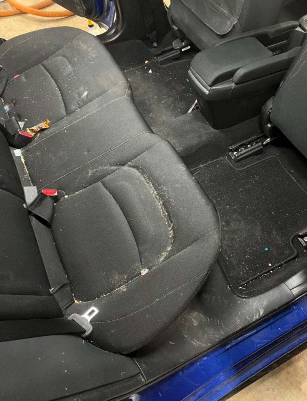 Voiture intérieur avant lavage