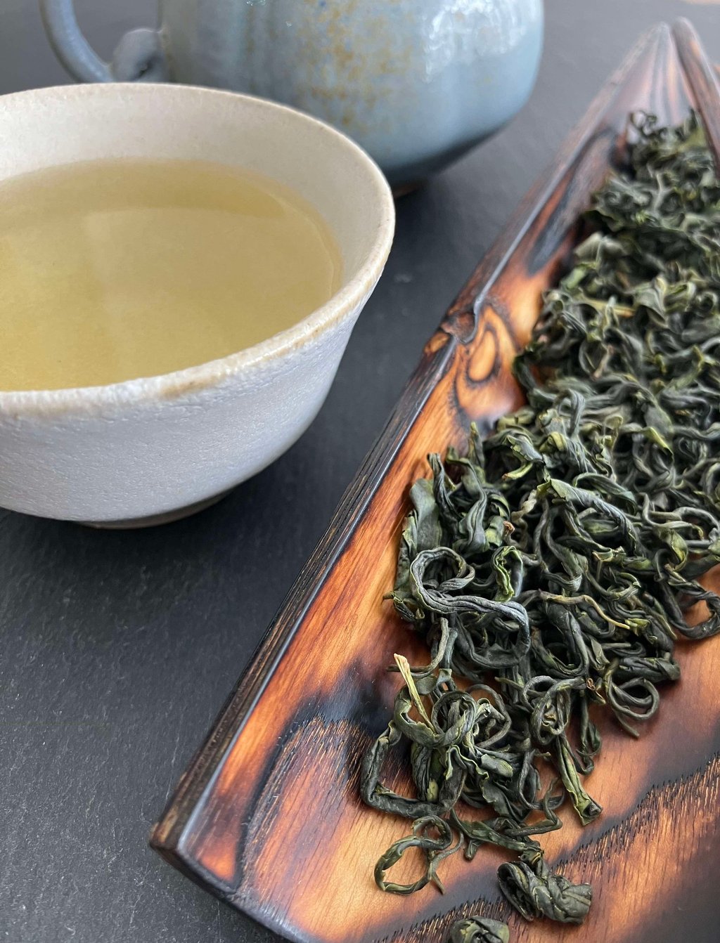 Tasses et feuilles de kamairicha