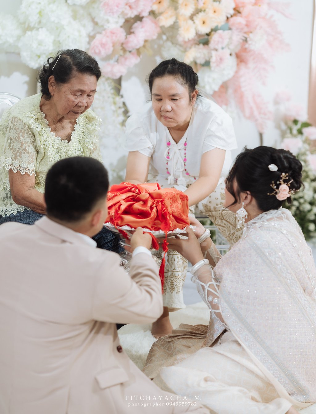 พิธีหมั้นแบบไทย เจ้าบ่าวเจ้าสาวกราบผู้ใหญ่ในงานแต่ง จังหวัดน่าน