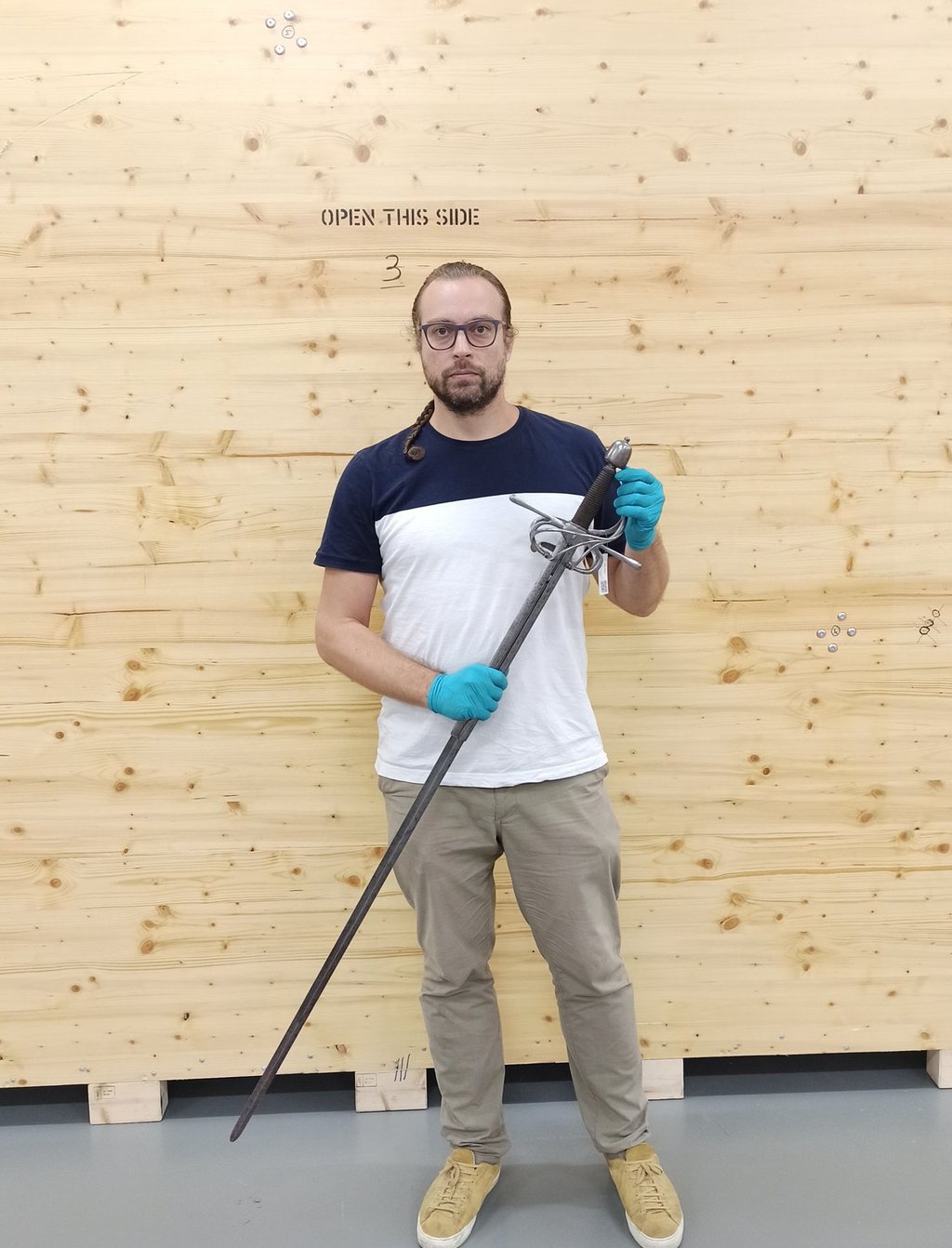 Gabriele Culot holding the rapier in its unextended configuration.