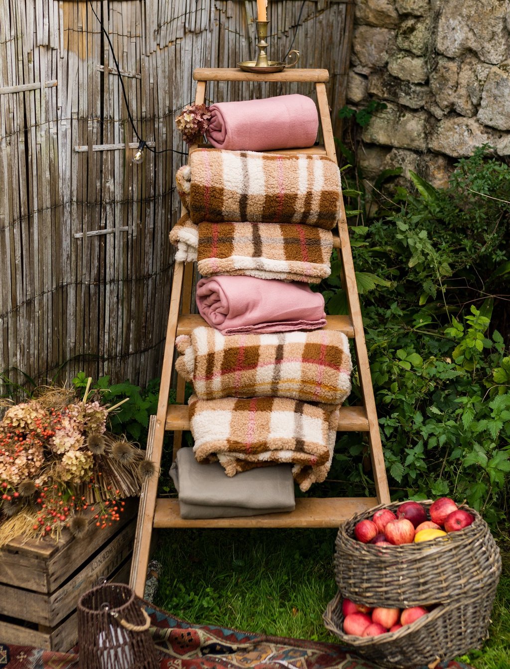 Escabeau ancien avec des plaids panier à pommes bougeoir en laiton caisse à pommes