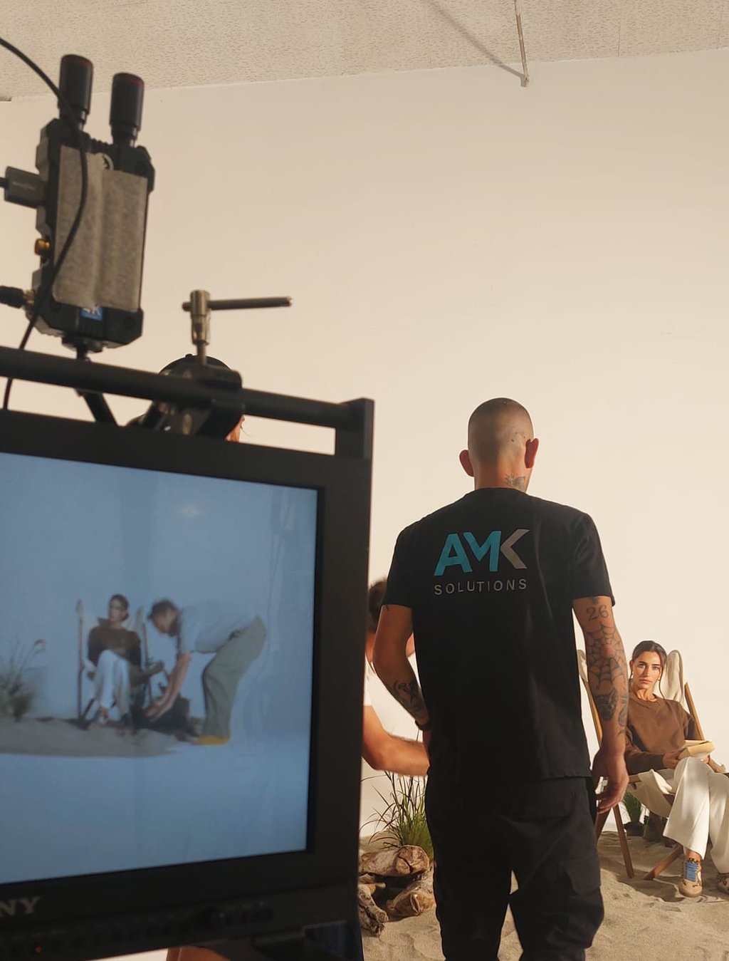 Operatore di AMK Solutions sul set durante uno shooting fotografico professionale.