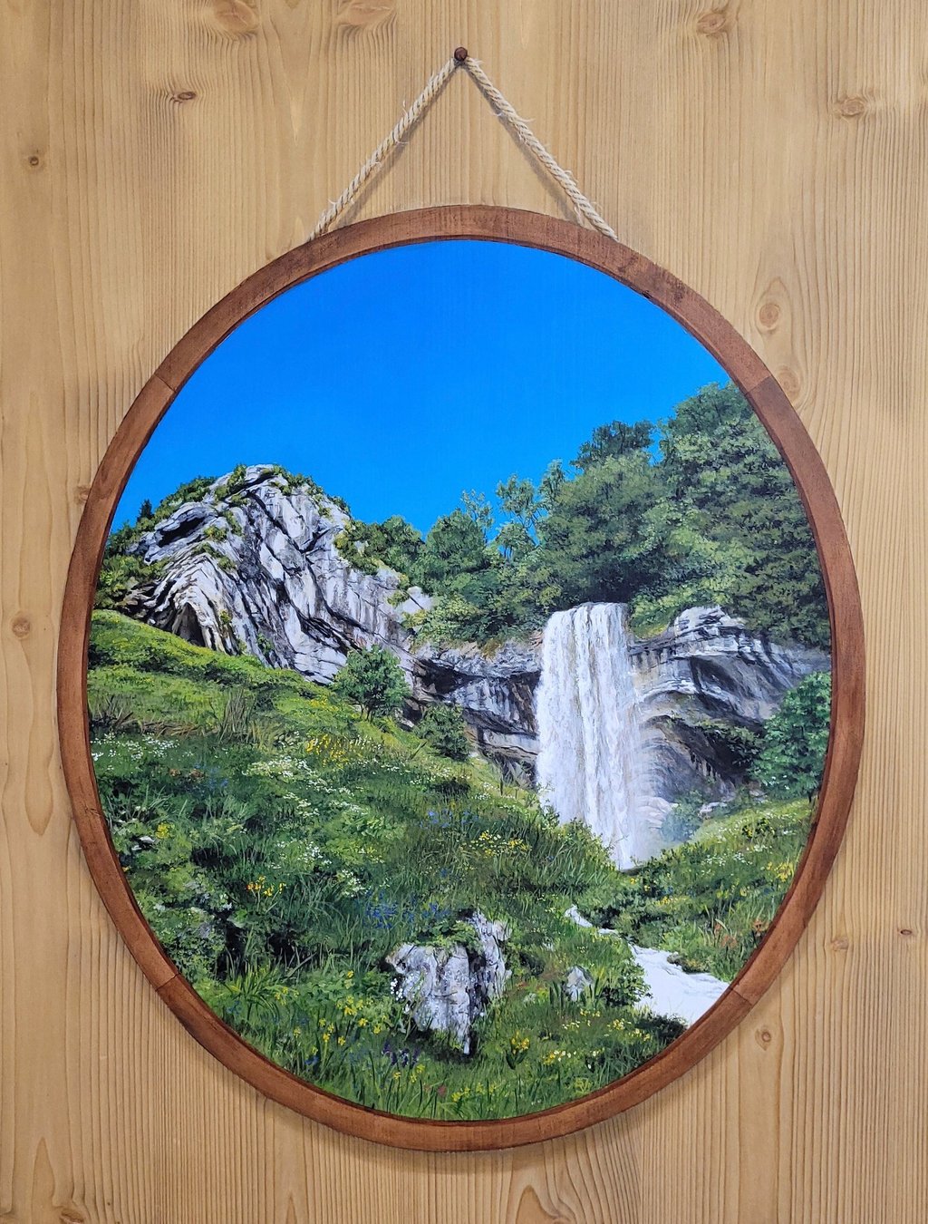 Médaillon peint en trompe-l'oeil sur porte en bois. Cascade du Chapeau de Gendarme dans le Jura