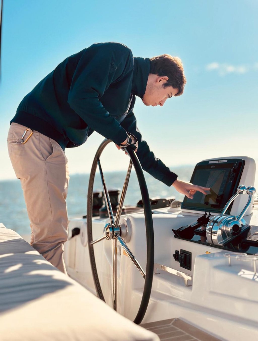 Un de nos skippers aux commandes de Notre Lagoon 46