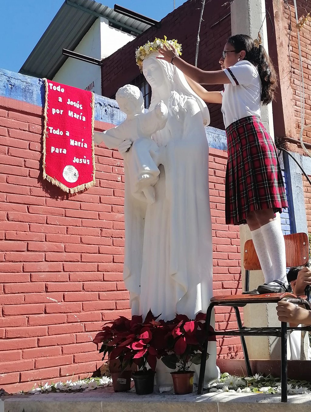 Alumna adornando una estatua