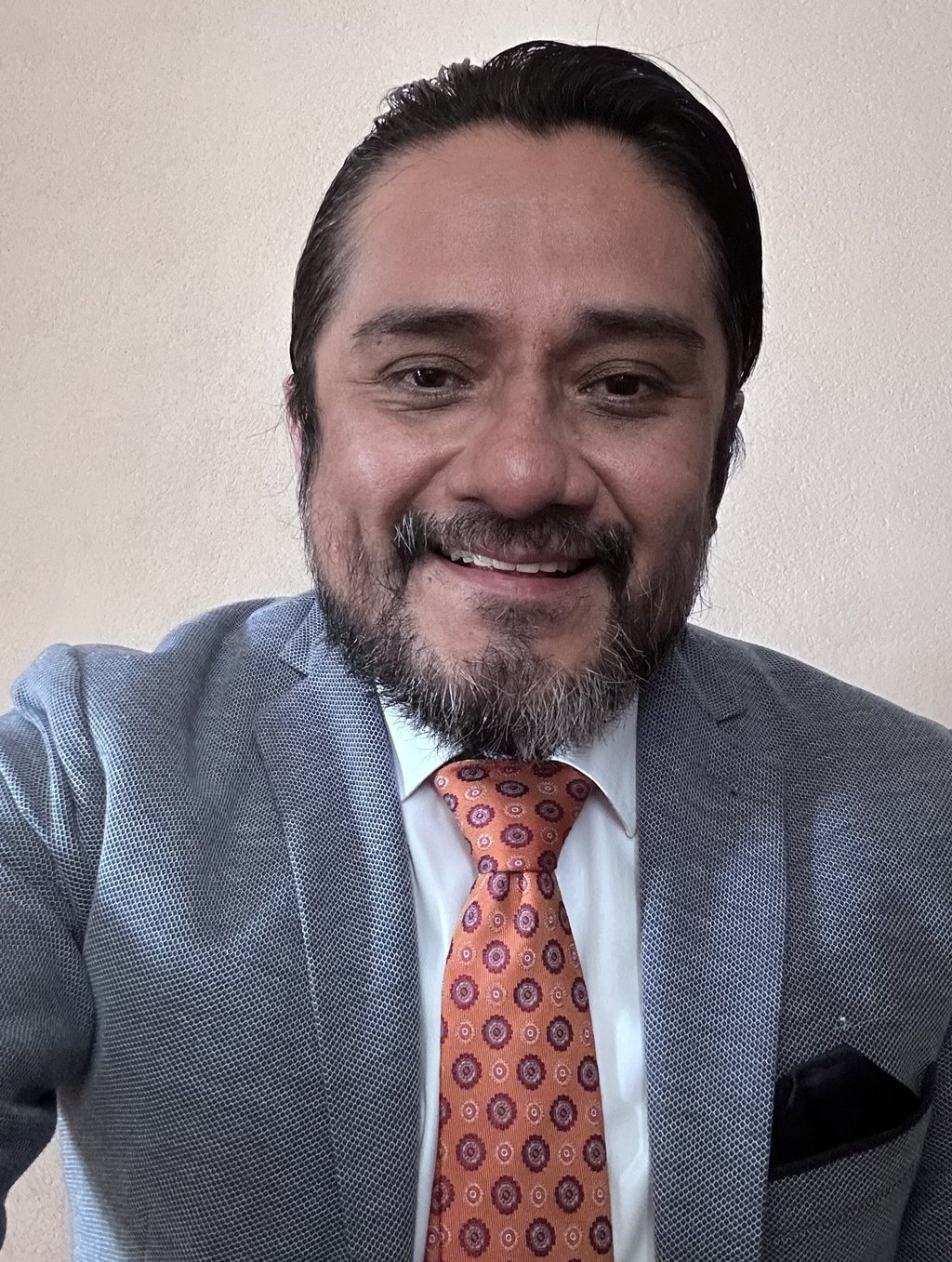 psicologo profesional sonriendo para una foto con ropa formal