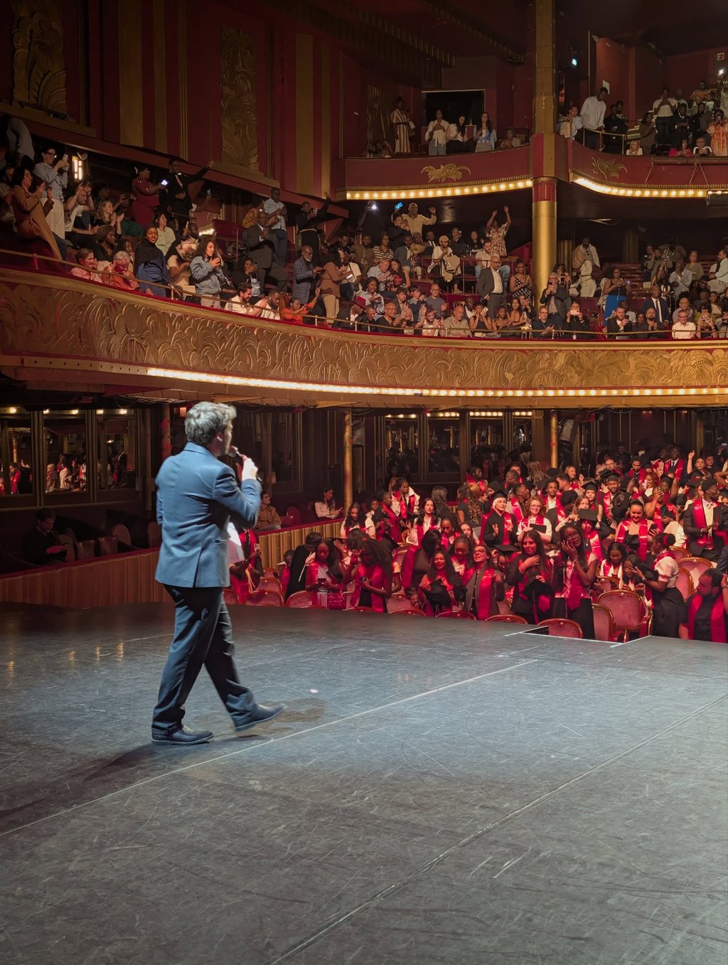 speaker Aurélien Cailloce animateur professionnel devant public avant-première cinéma