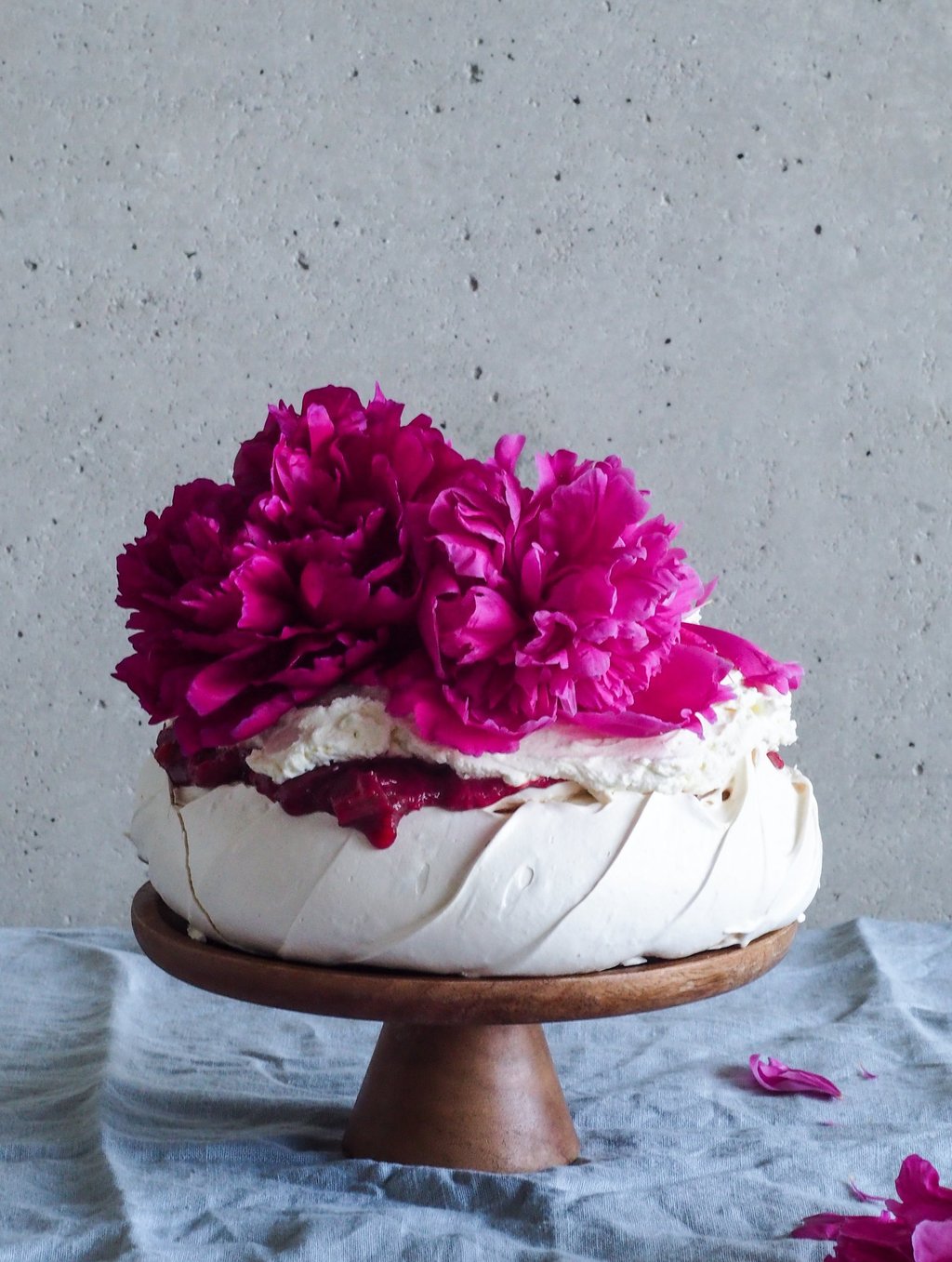 beza pavlova z rabarbarem i piwoniami