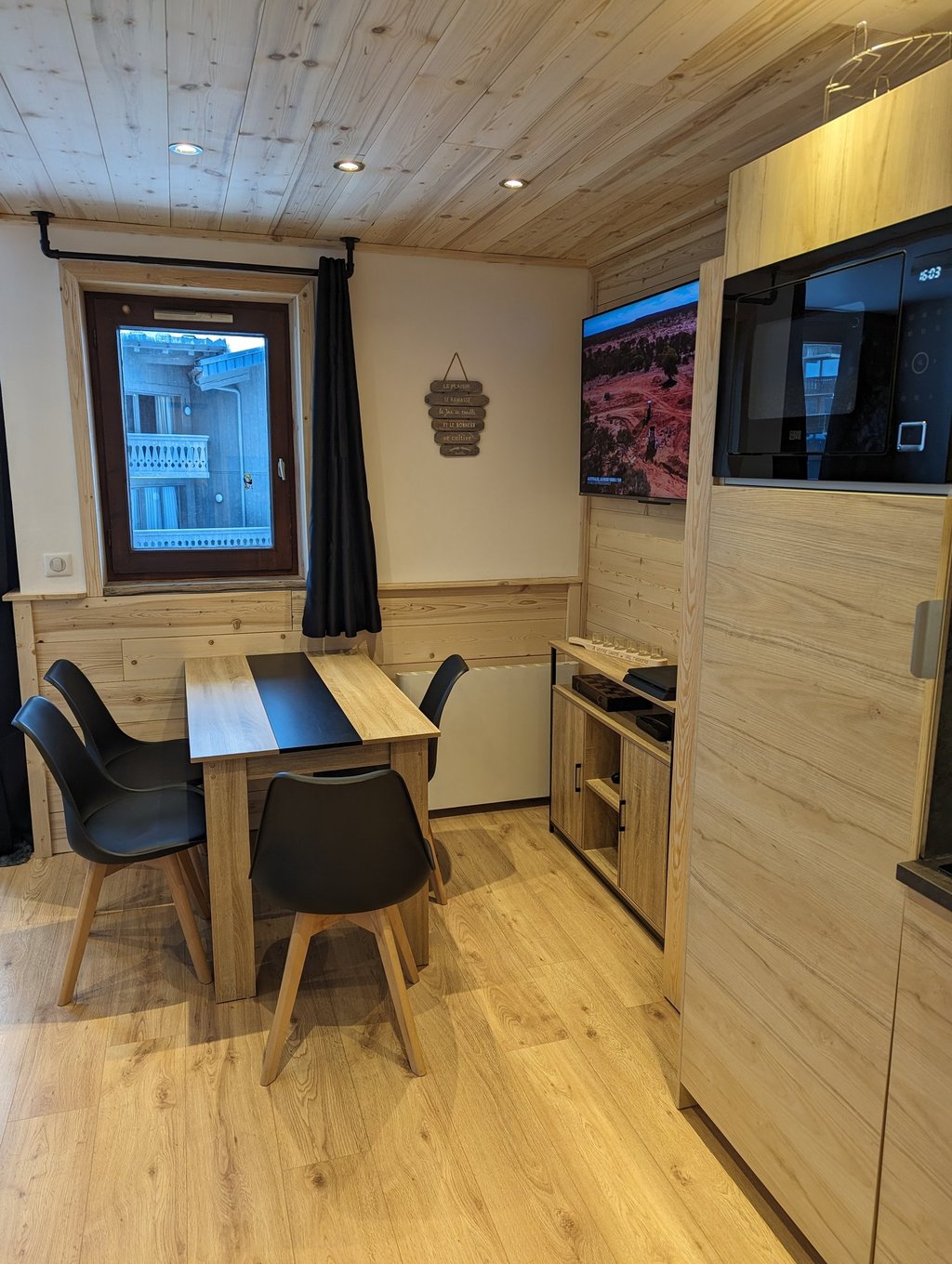 Warm dining space with cozy alpine atmosphere inside a mountain apartment in Val Thorens