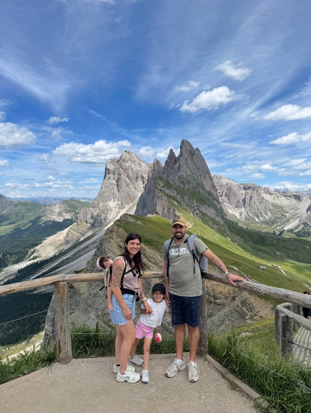 une famille en randonnée à la montagne dans les dolomites