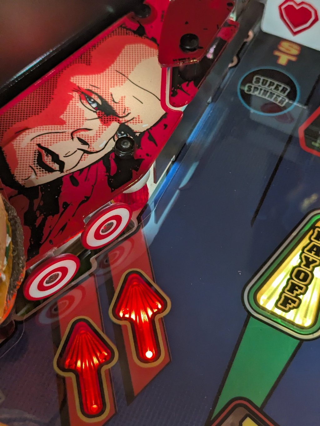 Bruce Willis sur le playfield du Flipper et une cible pour éclairer les lettres du film PULP FICTION