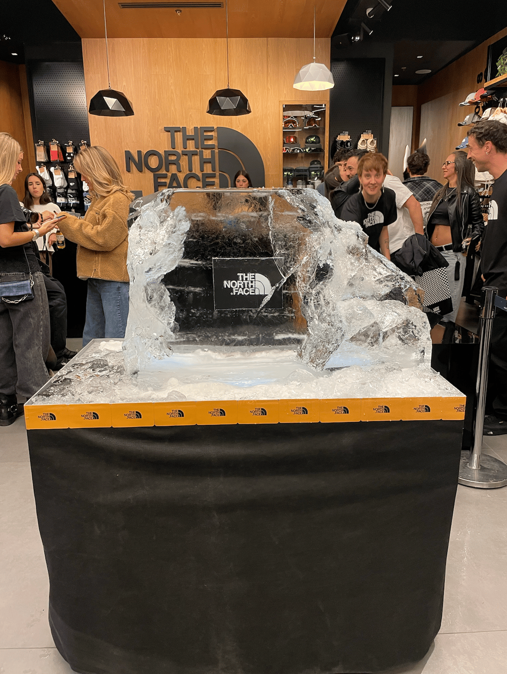 activacion de marca north face con hielo en cordoba rompe el hielo