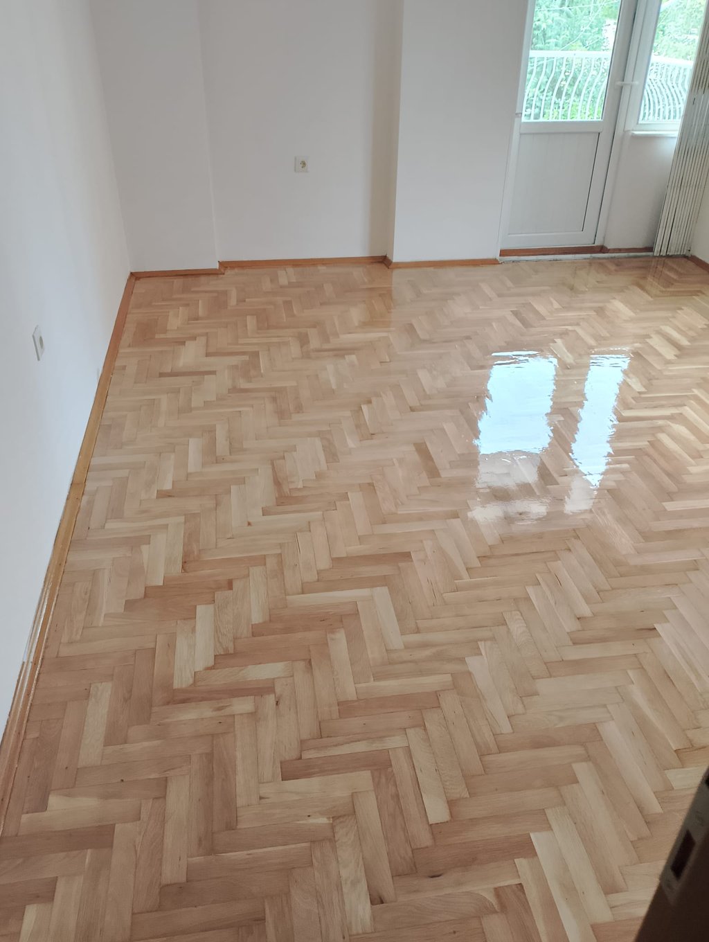 Ahşap parke silim iskele sistemi  Parke silim ve cila iskele  İskele silim sonrası parke görünümü  İ