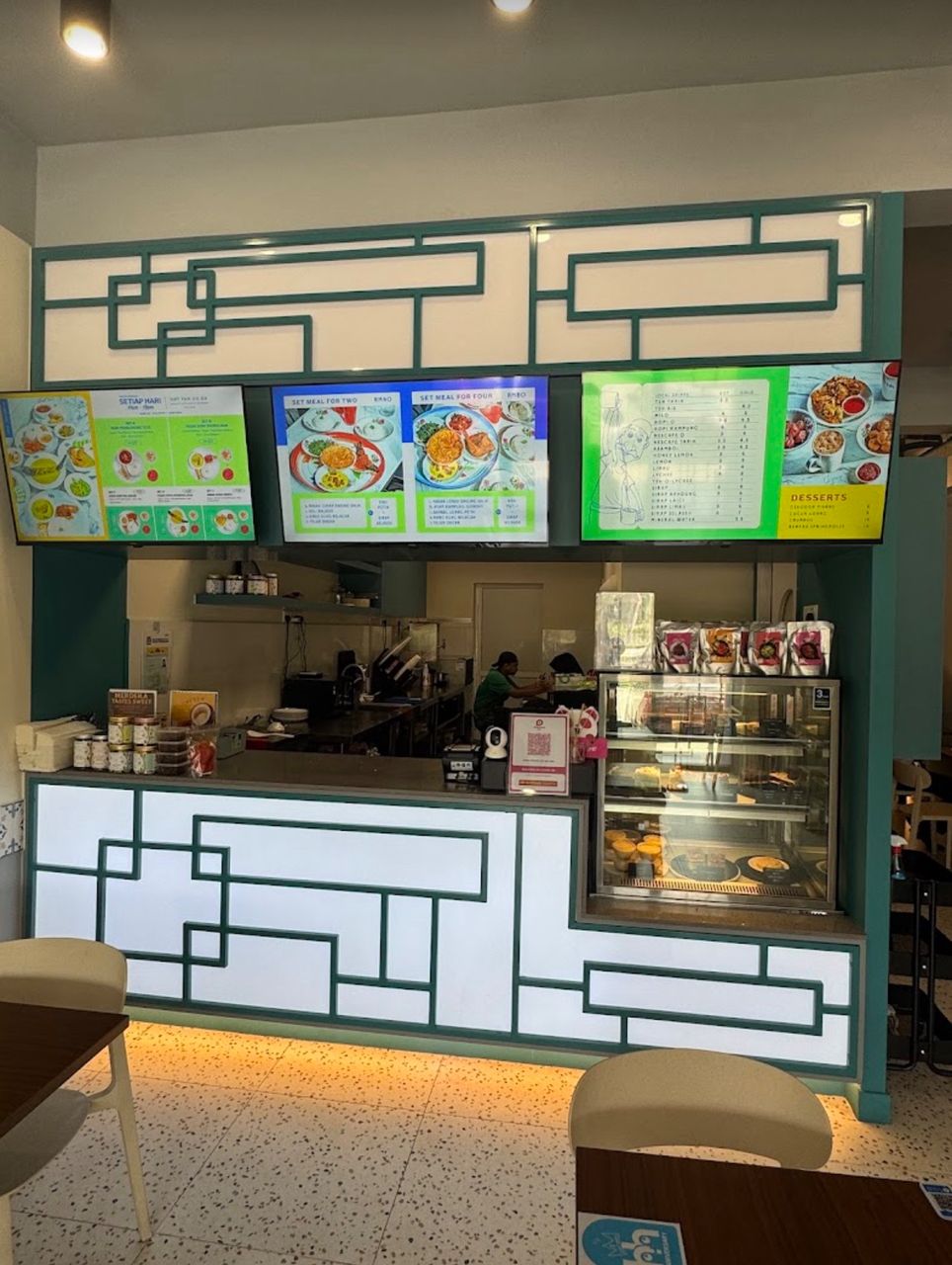 Kaunter memesan dan membayar makanan di saujana klia