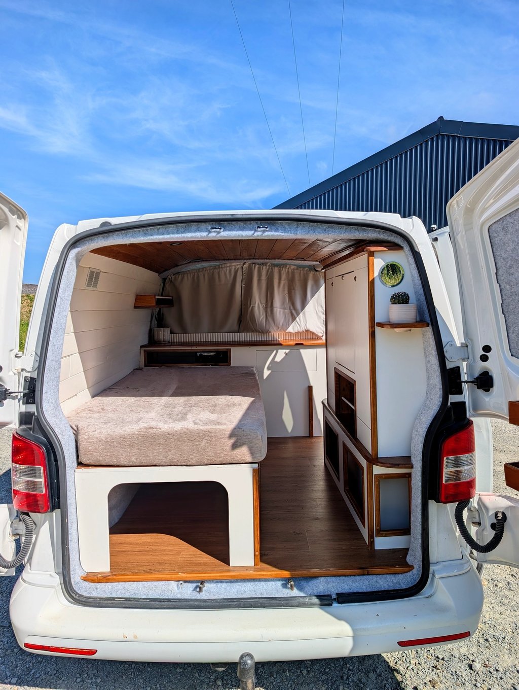 Aménagement intérieur bois pour petit utilitaire, optimisation de l'espace et design old-school par