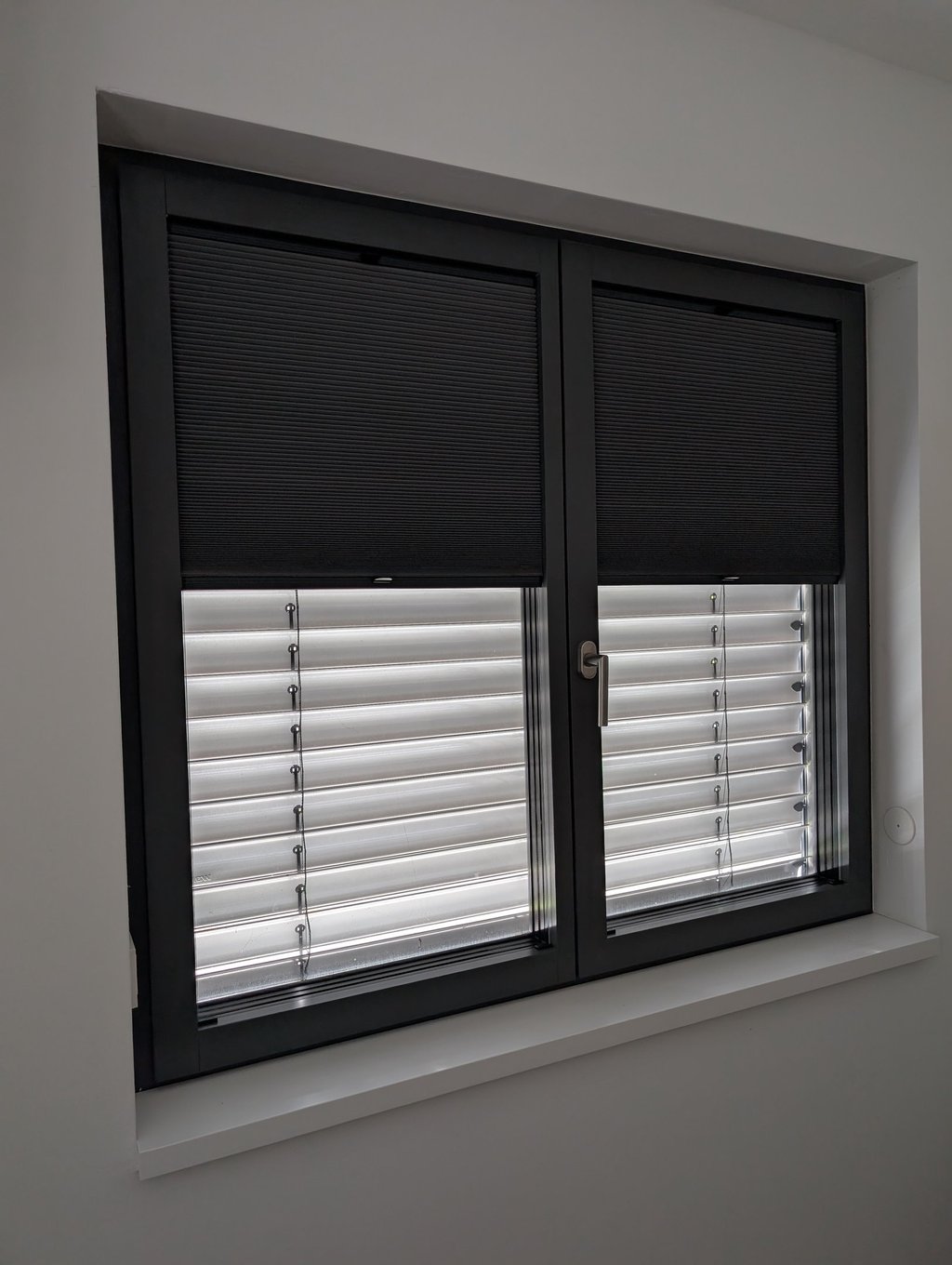 Ein Wabenplissee an einem modernen Fenster