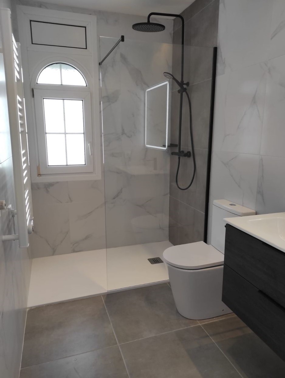 Technicien installant un système de chauffage mural moderne